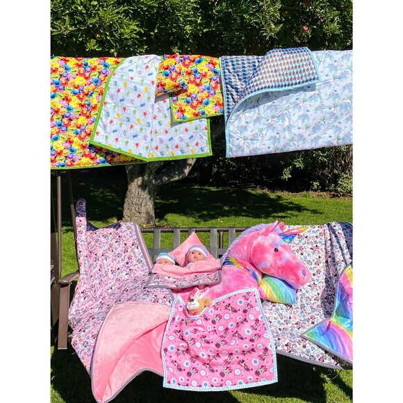 Child gift set -Pillow, Blanket, and Mini Blanket Included (6 designs available) - Picture 3 of 10